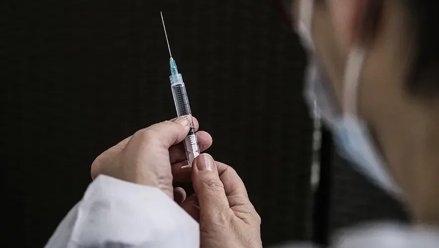La reprise de l’épidémie de coronavirus et la 5e vague que l'Hexagone s’apprête à affronter sont de nature à rendre utile une dose de rappel du vaccin pour tous les Français. 