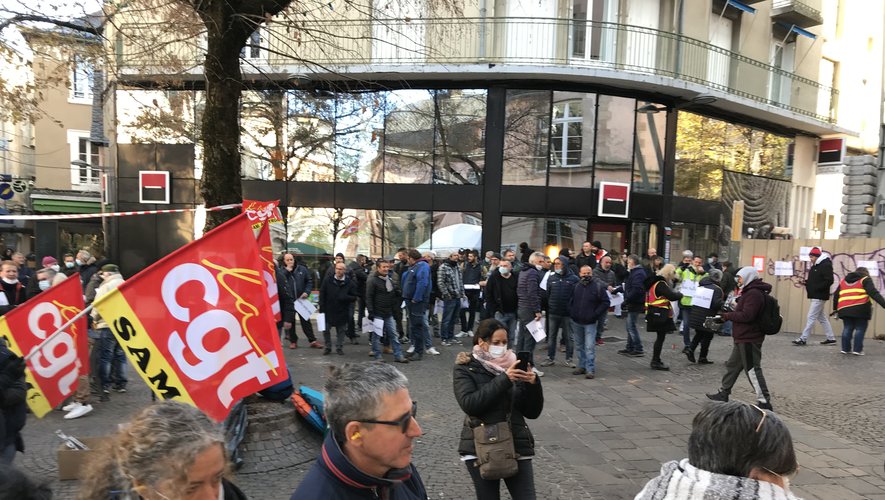 Massés devant la préfecture de Rodez, les salariés de Sam sont bien décidés à se faire entendre.