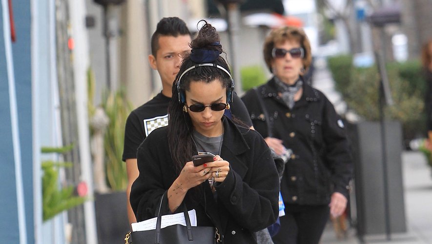 Des célébrités comme Zoë Kravitz ont été photographiées dans les rues de New York, des écouteurs filaires dans les oreilles.