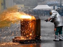 L’usine fabrique des carters pour les voitures. Mercredi, les salariés ont symboliquement découpé un moule.