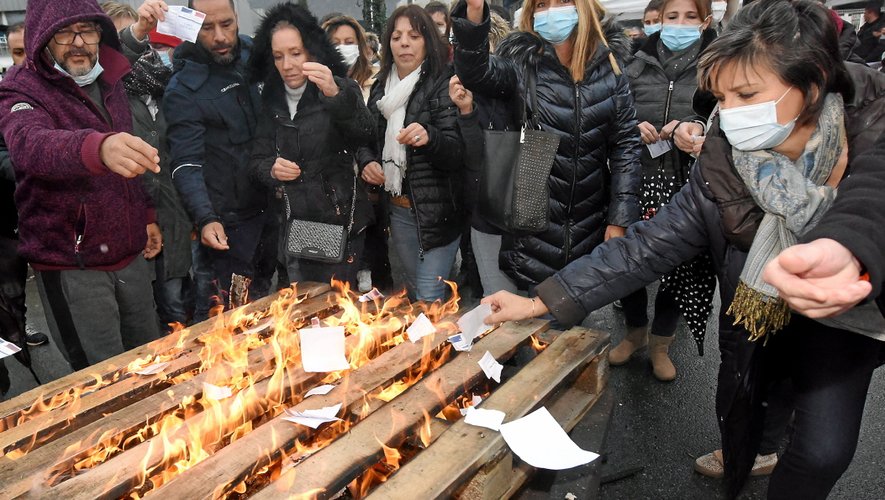 Les salariés de Sam ont brûlé symboliquement leur carte d’électeur, ce mercredi devant l’usine, où un mur de photos avec leurs réactions à la probable fermeture de l’usine a été installé.