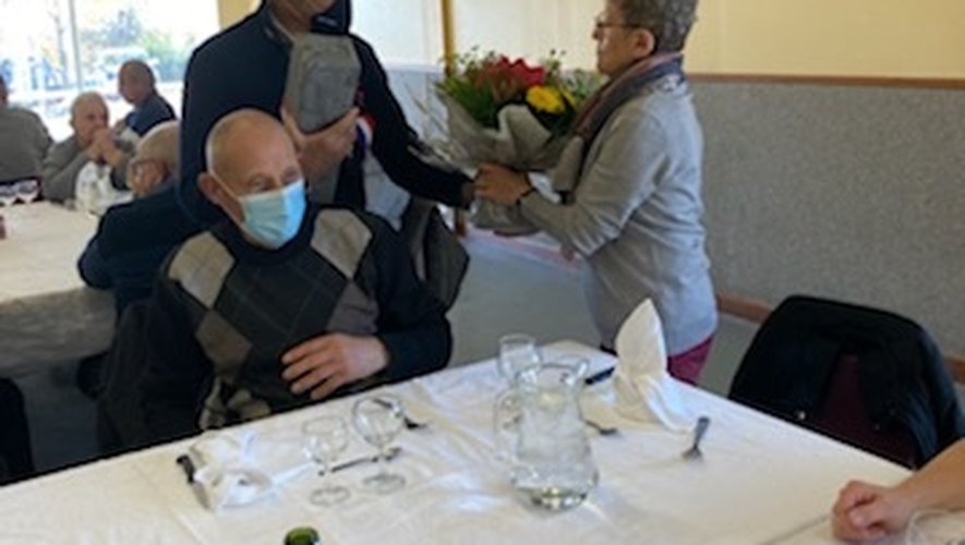 Les époux Giovanni ont reçu  un bouquet de la municipalité