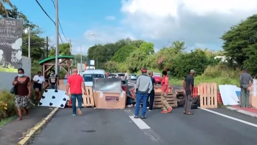 La tension persiste en Guadeloupe, et grimpe en Martinique après le décret d'un couvre-feu.