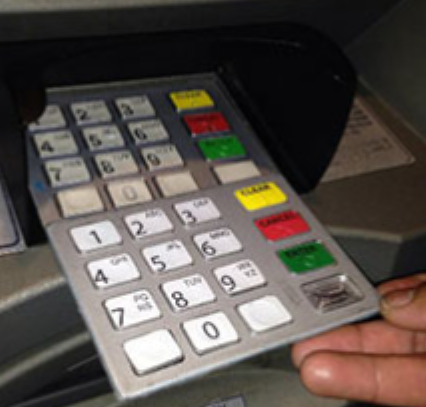 Faux clavier, faux lecteur de cartes : les méthodes high-tech pour se  faire escroquer au distributeur de billets 