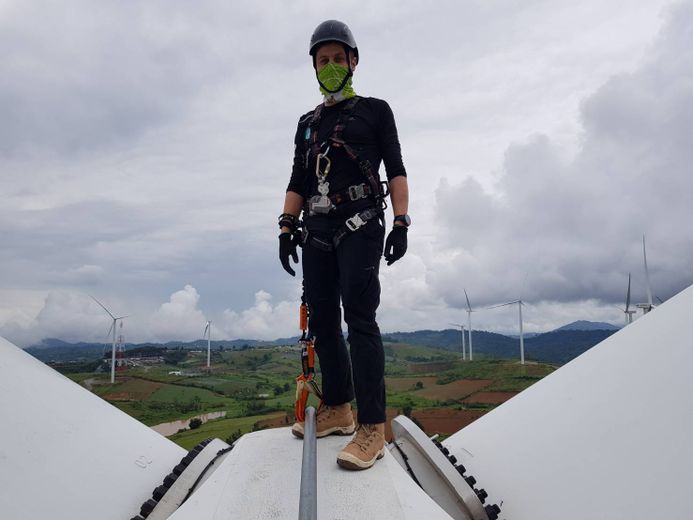 Emmanuel Abadie en haut d'un mât éolien.
