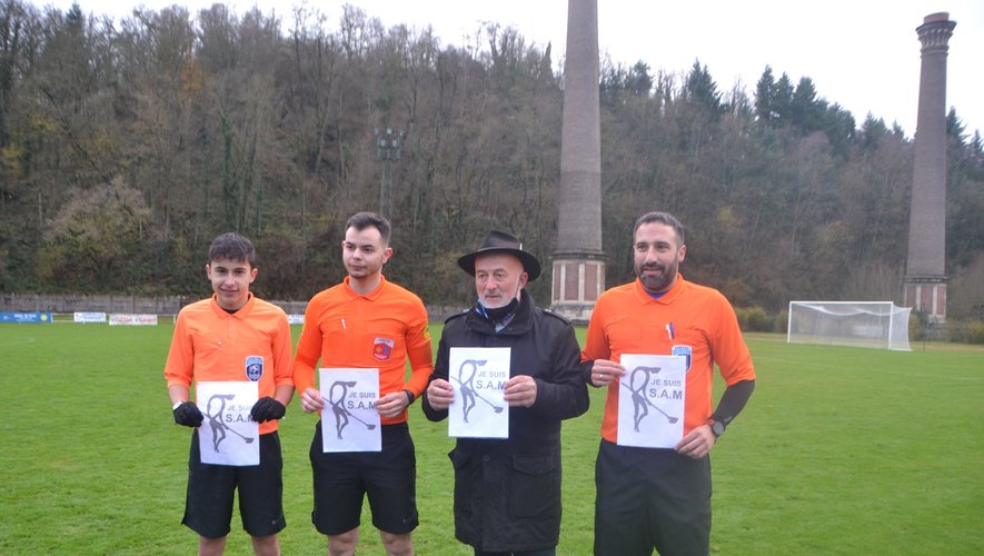 Tout le monde soutient la SAM,  même les arbitres de ce match entourant l’ancien responsable-arbitre du district de l’Aveyron, Campredon.