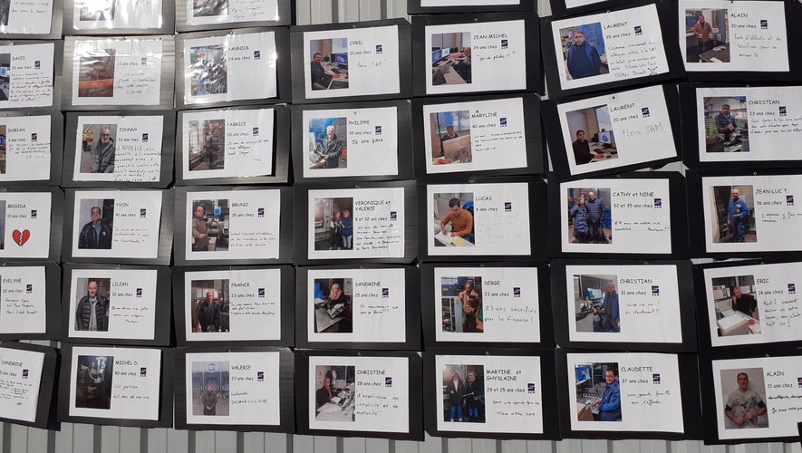  Les portraits des 333 salariés et salariées menacées de perdre leur emploi sont affichés sur la façade de l'usine.