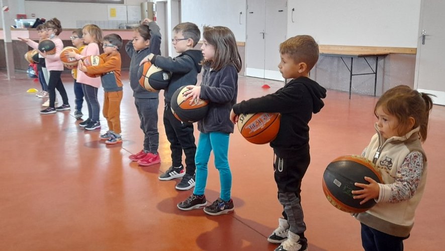Les élèves initiés au basket
