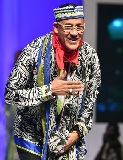 Le créateur de mode Alphadi, fondateur du Festival International de la Mode en Afrique (FIMA), oeuvre au quotidien pour faire rayonner la création et les arts africains sur la scène mondiale.