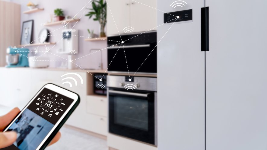 L'électroménager connecté (ici dans la cuisine), peut être commandé très facilement depuis son smartphone.