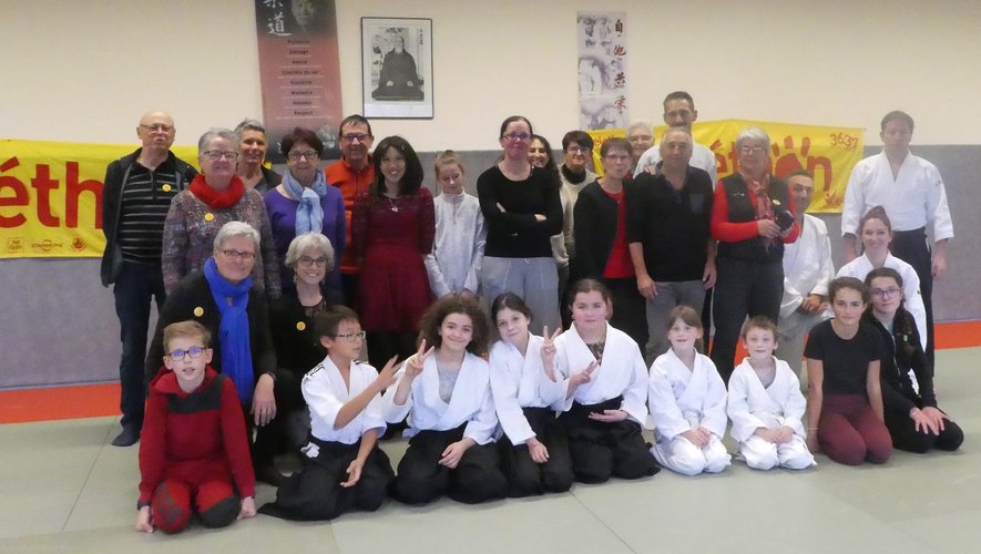 Les bénévoles du Téléthon et quelques licenciés de l’aïkido club au dojo.