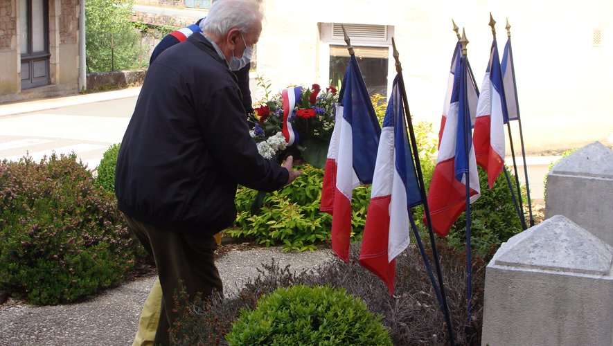 René, ancien d’Algérie, accompagnait le maire pour les dépôts de gerbe au monument aux morts.