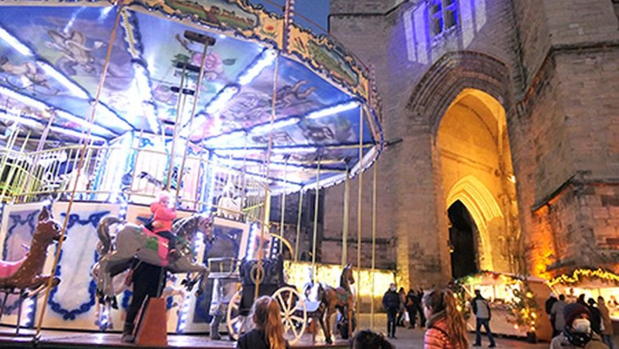 La place Notre-Dame et son carrousel illuminé pour les fêtes de fin d’année.