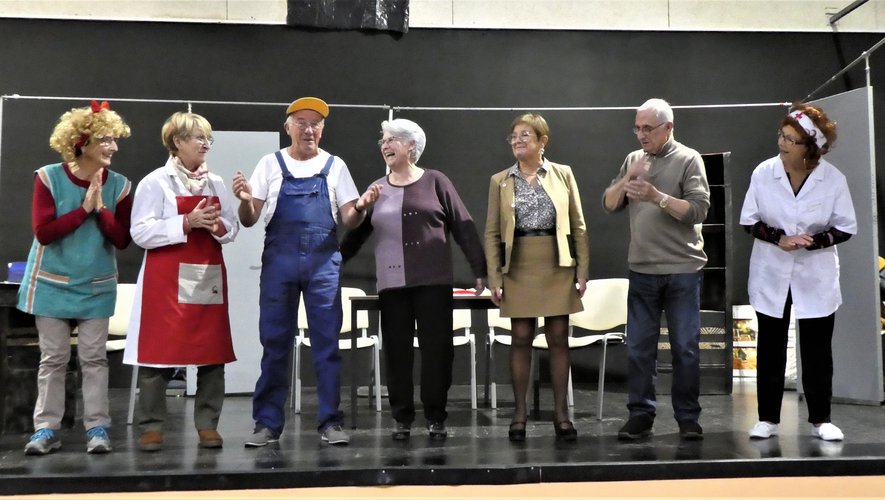 Les comédiens entourant leur metteur en scène (au centre) Cathy Simon-Salvia.