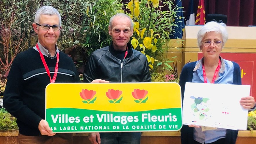Les adjoints Isabelle Mirabel et Jean-Pierre Issaly entourent le jardinier communal Michel Couderc pour la remise du prix à l’Hôtel de Région.