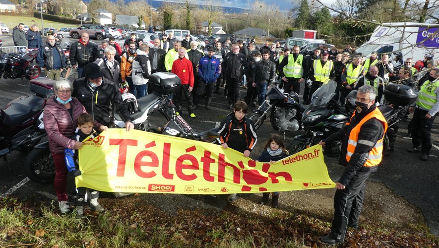 Les 80 motards réunis avant le départ pour Marcillac.