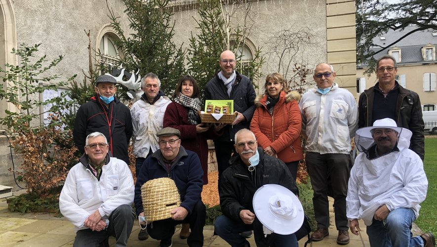 Conseilles municipaux, membres des ruches municipales et du GDSA de l’Aveyron, se réjouissent de l’excellente récolte de miel de la ville qui profitera aux petits écoliers villefranchois./Photo  MCB