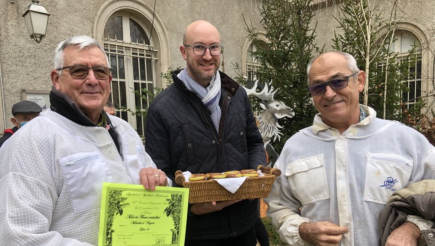 Jean-Pierre Mangé, apiculteur, Jean-Marie Bugarel, conseiller municipal, et Michel Rives, du GDSA, sont fiers de la médaille d’argent obtenue au 36e concours régional des miels à Toulouse en novembre./Photo MCB