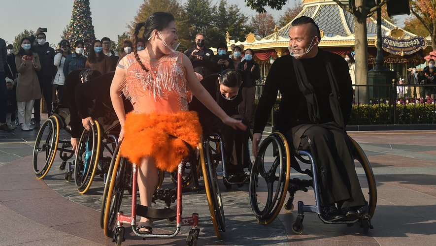 Dans un parc de Shanghai, des danseurs enchaînent les mouvements avec aisance malgré leur handicap.