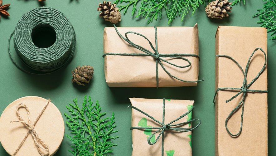 Chaque année en France, environ 20.000 tonnes de papiers cadeaux s'accumulent au pied du sapin. La vue de ces déchets vous rend malade ? Heureusement, il existe tout un panel de solutions innovantes pour réduire son empreinte carbone de Noël.