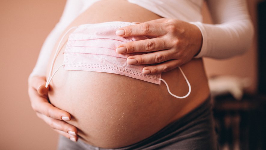 Les grossesses sont plus souvent perturbées par le Covid-19, avec notamment plus de risques de naissances prématurées, selon une étude.