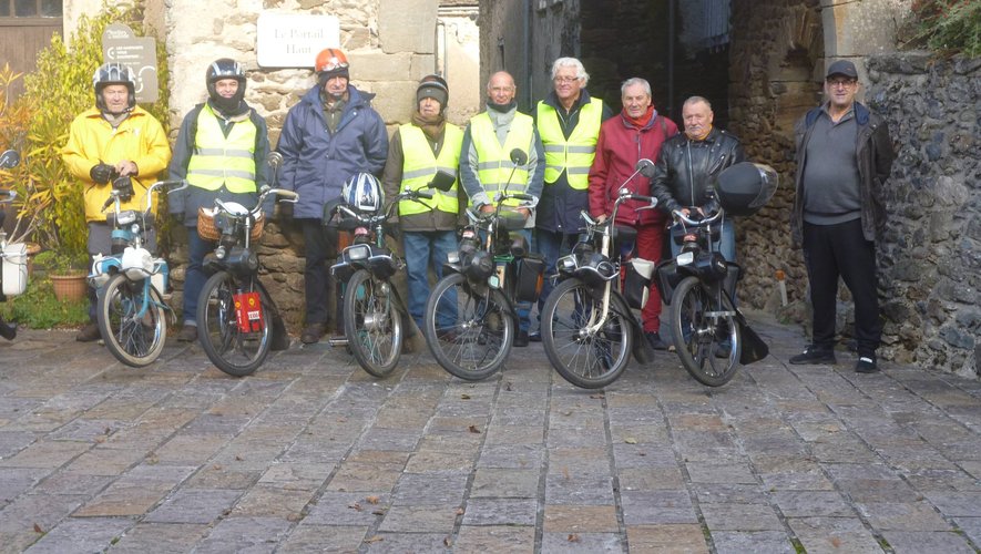 Le groupe des vélos Solex villefranchois pose  devant le Portail-Haut