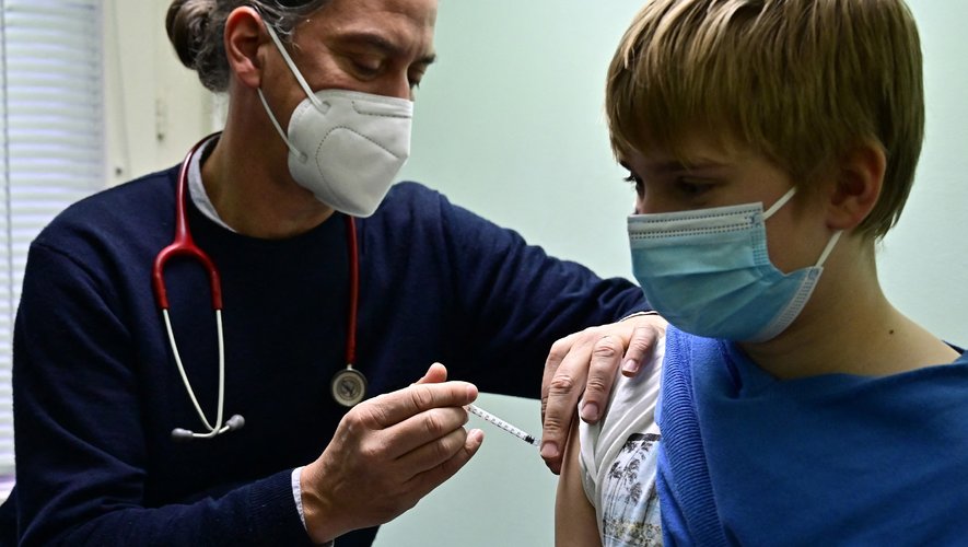 La vaccination des 5-11 ans, avec une version du vaccin Pfizer moins forte que celle destinée aux adultes, est possible dans l'Union européenne depuis son autorisation par le régulateur du médicament le 25 novembre.