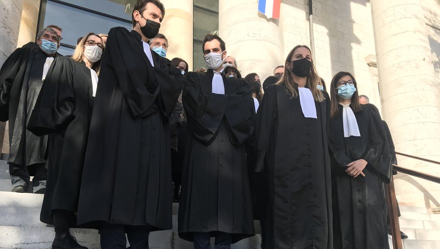 Les magistrats du tribunal de Rodez se sont retrouvés sur les marches du palais de justice, ce mercredi 15 décembre. 
