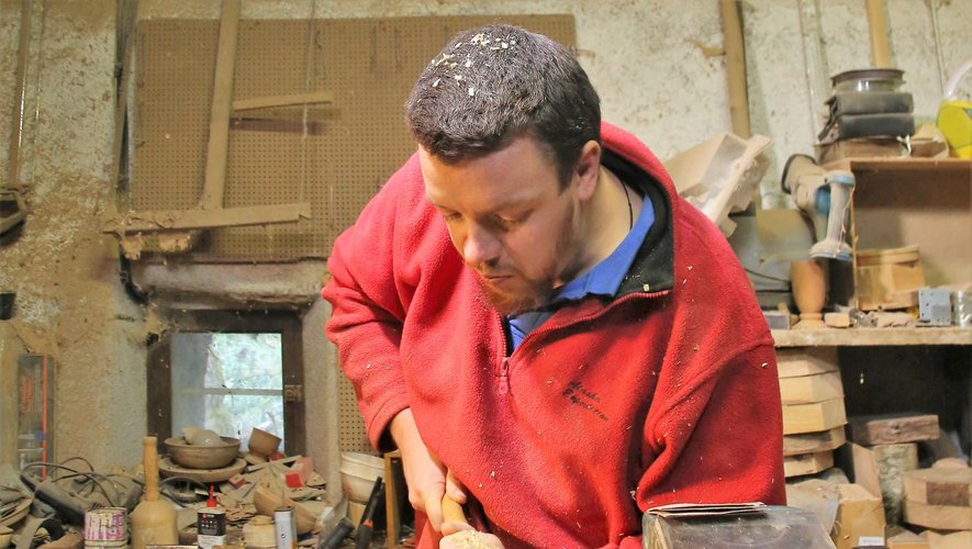 Dominique Maisonabe, tourneur sur bois, dans son atelier.