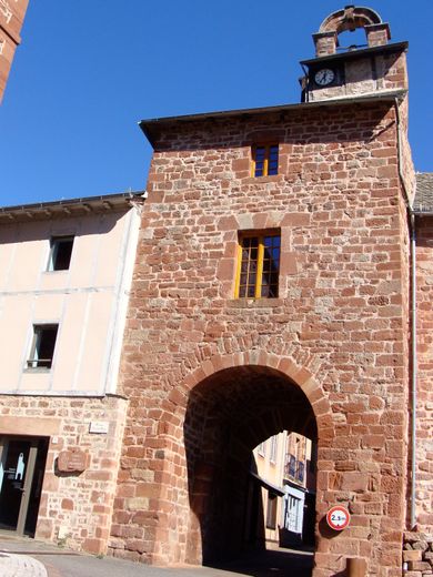 "Lo Portal Bas" et son campanile,  témoins architecturaux et historiques.