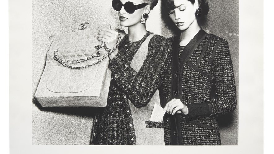 KARL LAGERFELD, circa 1980/90. Photographie argentique en noir et blanc. Linda Evangelista et Christy Turlington. Campagne de publicité pour Chanel. Estimation : 2500/3500 euros.