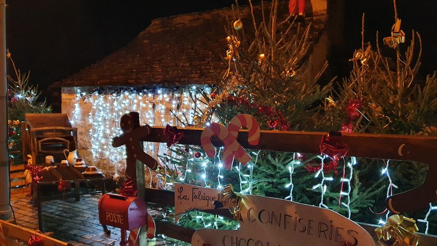 De jour comme de nuit, la féerie de Noël opère dans le village.
