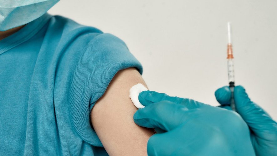 Cette vaccination doit éviter que les enfants, qui souvent ne présentent que des symptômes légers du Covid-19, ne deviennent les principaux vecteurs de l'épidémie.
