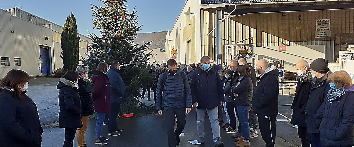 La haie des salariés lors de l’entrée puis à la sortie de la délégation, ici devant le sapin de Noël dans la cour de l’usine.