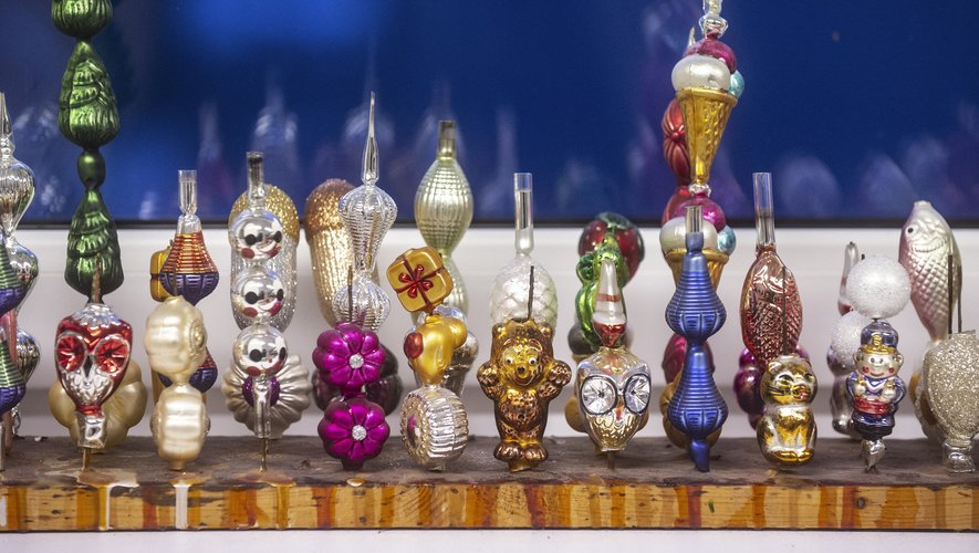 Les touristes se pressent pour acheter des décorations en perles de verre soufflé: étoiles, anges, bonhommes de neige, pères Noël ou crèches entières, fabriquées par une petite entreprise de Ponikla, dans le nord du pays.