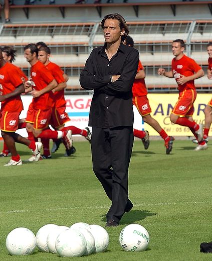 Après avoir mis un terme à sa carrière de joueur en 2003, Régis Brouard est devenu l’entraîneur de Rodez, un club où il avait évolué durant cinq saisons durant sa carrière de joueur.