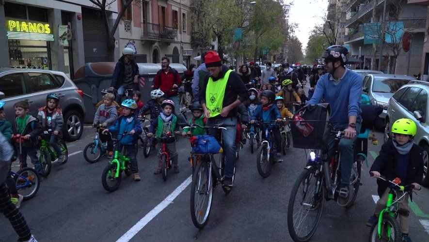 A Barcelone, un "vélobus" pour amener les enfants à l'école en toute sécurité