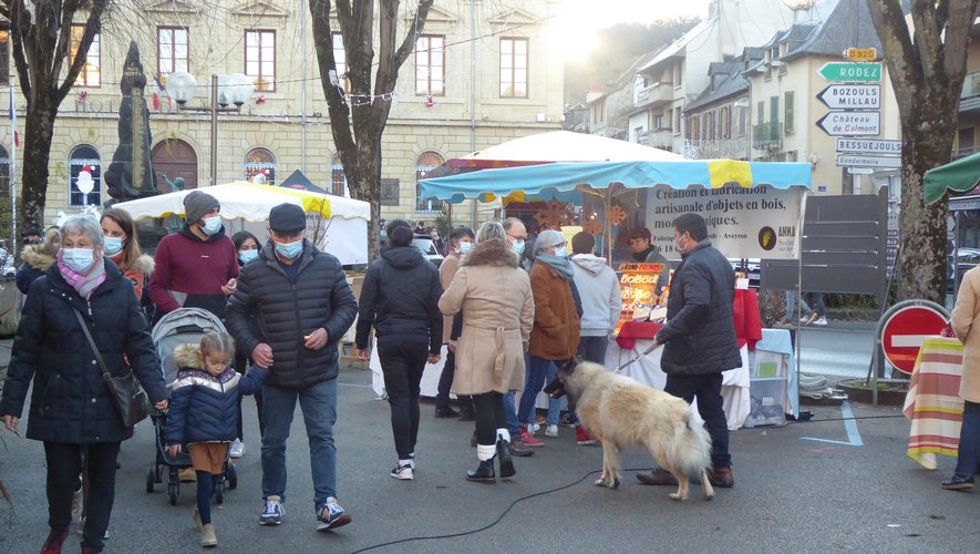 Curieux et visiteurs se sont pressés autour des étals du marché de Noël.