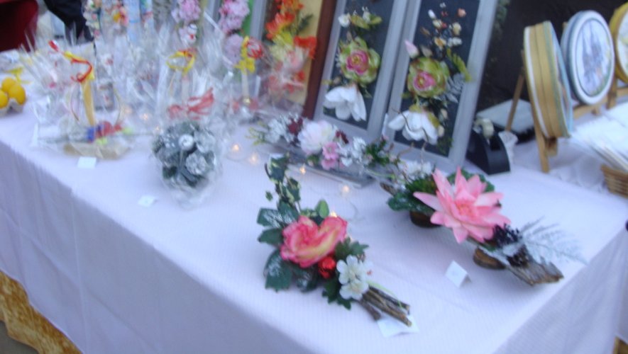 Des fleurs sur la table pour accueillir ses invités