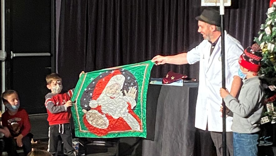 Magiciens et père Noël sont passés à Souyri pour la joie des habitants du village.