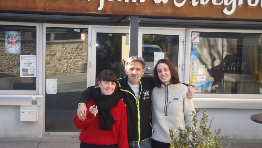 Lionel entouré d’Alicia à gauche et Julia, les nouvelles propriétaires du restaurant Au parfum d’Aveyron.