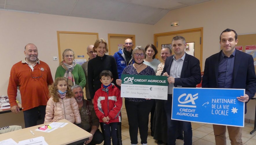 Les responsables du CRCA remettent le chèque de 1 000 € aux membres de l’association.