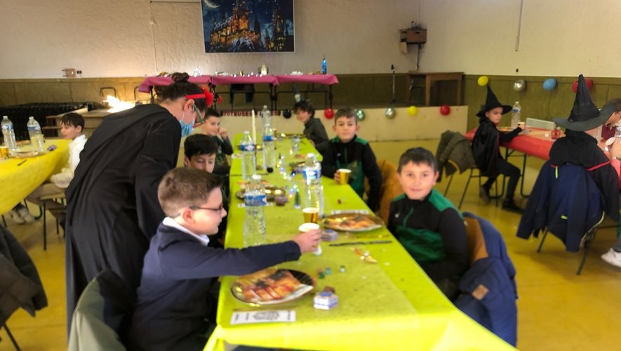 Les écoliers au banquet d’Harry Potter.