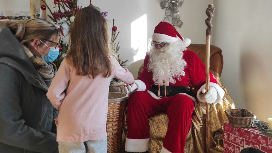 Le Père-Noël attentif, a échangé avec les enfants.
