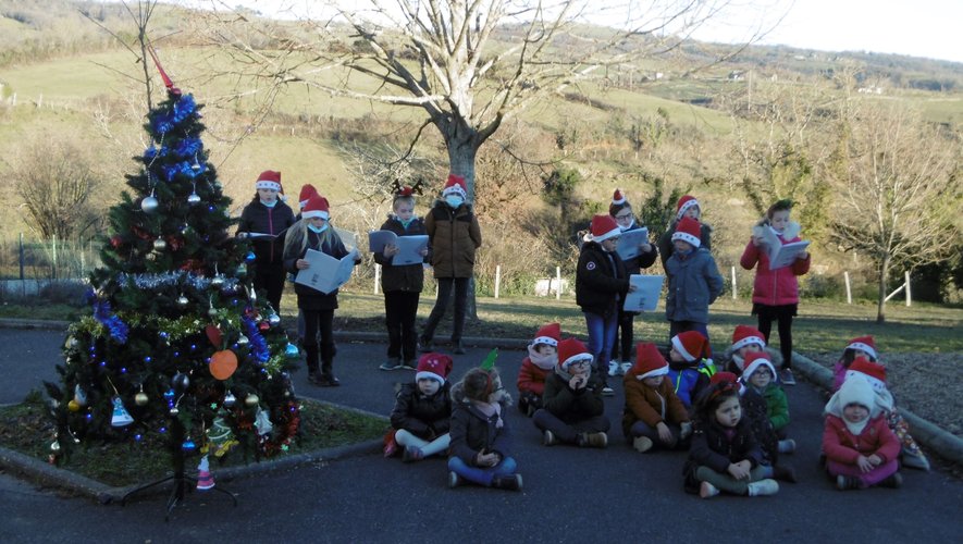 Les enfants ont chanté de nombreux chants sur Noël.