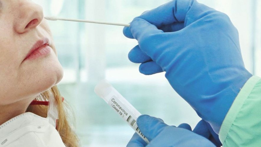 Le test antigénique étant moins sensible à Omicron, il vaut mieux vaut privilégier le test PCR en cas de doute.