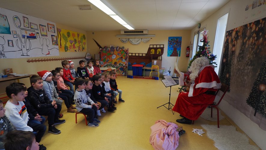 Manhac. Un père Noël musicien pour la plus grande joie des écoliers Manhac. Un père Noël musicien pour la plus grande joie des écoliers