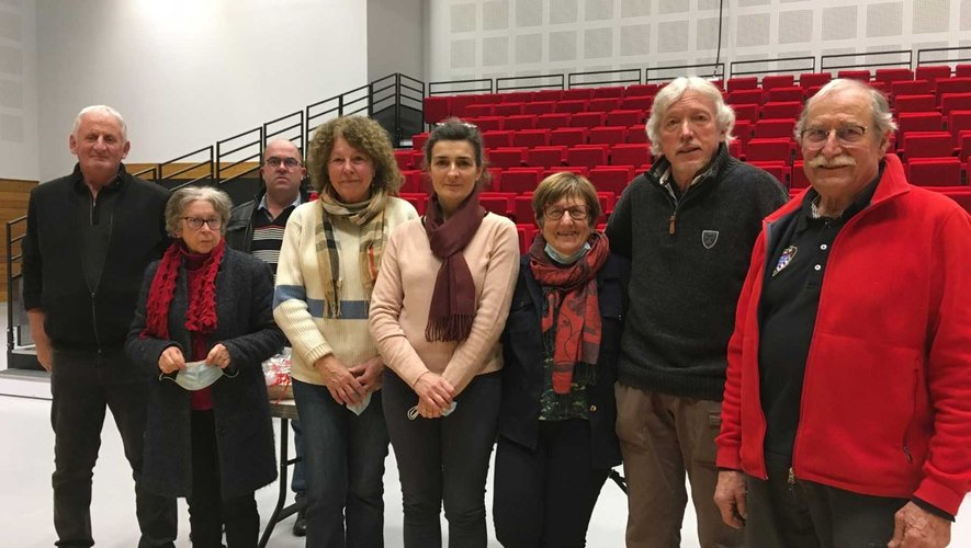 Christelle Cassan (au centre, écharpe rouge), entourée de ses collègues et du maire, B.Boursinhac.
