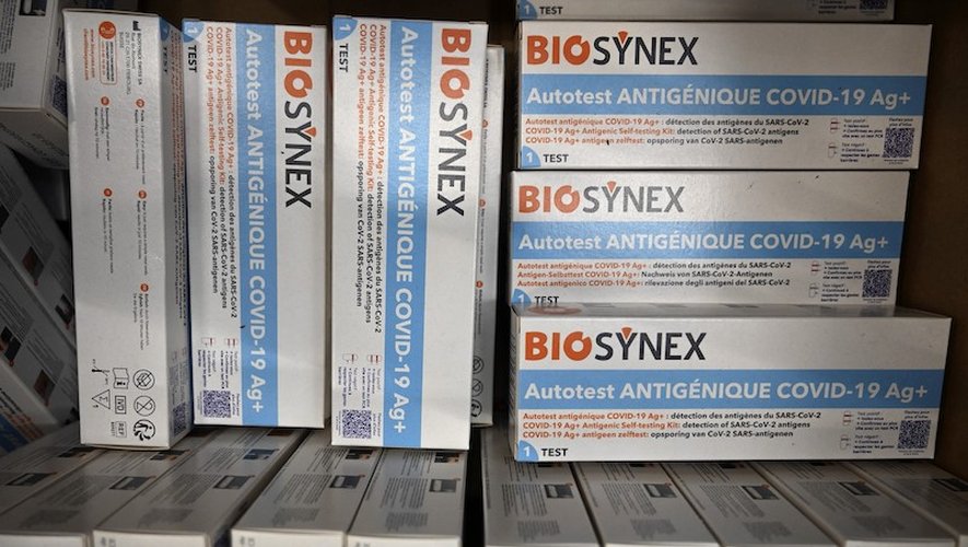 Biosynex a embauché 200 intérimaires pour répondre à une demande fulgurante d'autotests portée par les records de contaminations au Covid-19 et les fêtes de fin d'année.