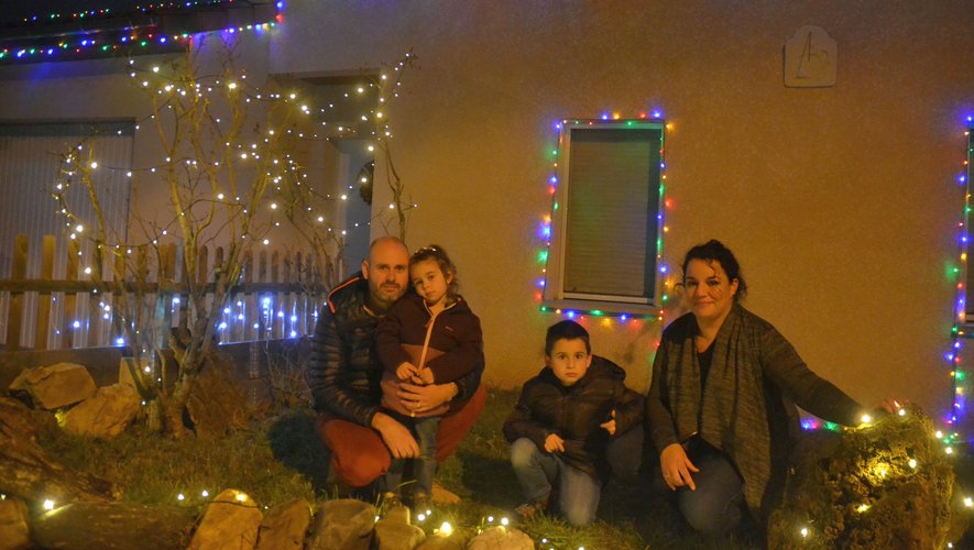 Yoann, le père, Romane, 3 ans, Marius, 6 ans, et Aline la mère, dans le jardin familial.